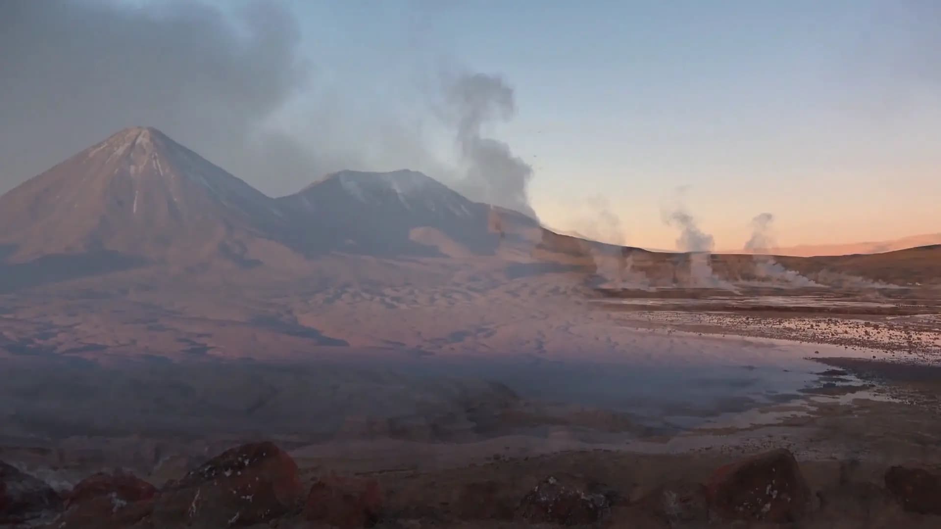 Vapor de los géiseres del Tatio al amanecer