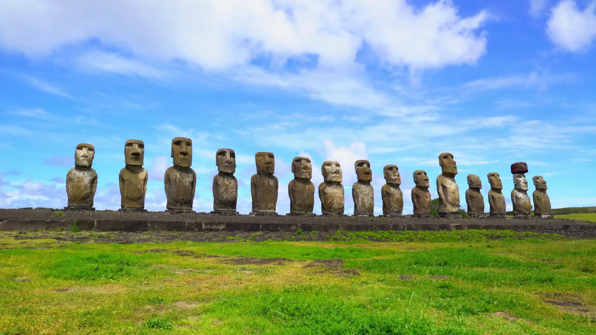 Moáis en el campo de la cantera de Rano Raraku