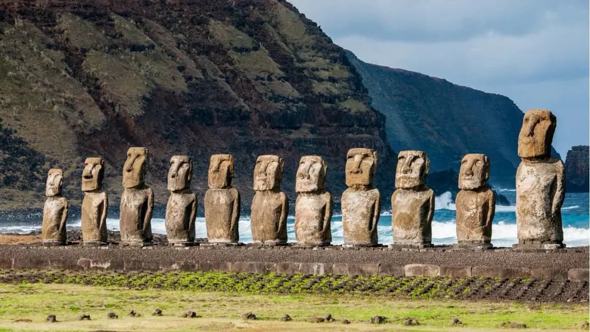 Moáis frente a la costa de la isla