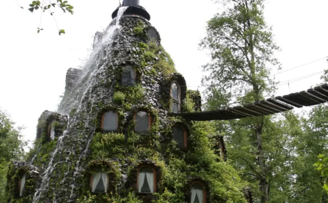 Hotel Montaña Mágica cubierto de vegetación en la reserva Huilo Huilo