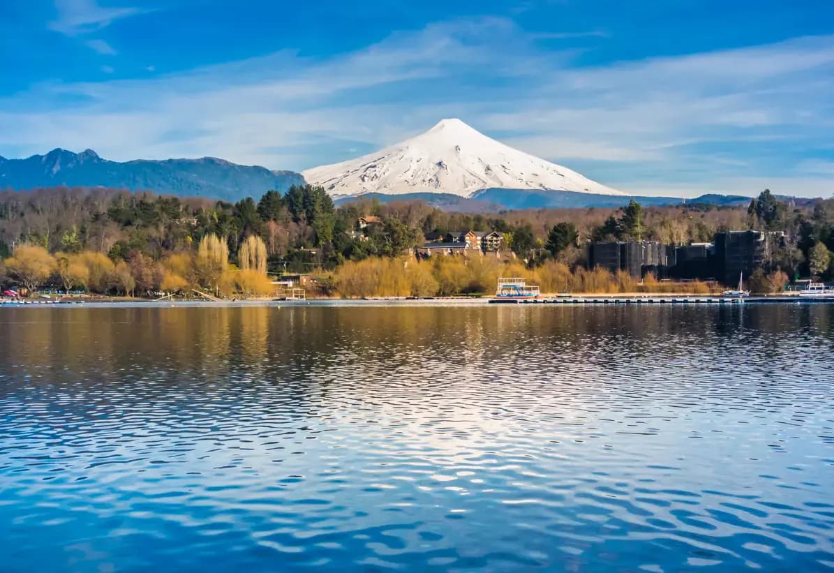 El volcán Villarrica nevado visto desde el lago, frente a Pucón