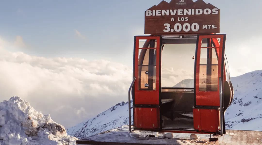 Cabinas del teleférico de Farellones sobre las nubes
