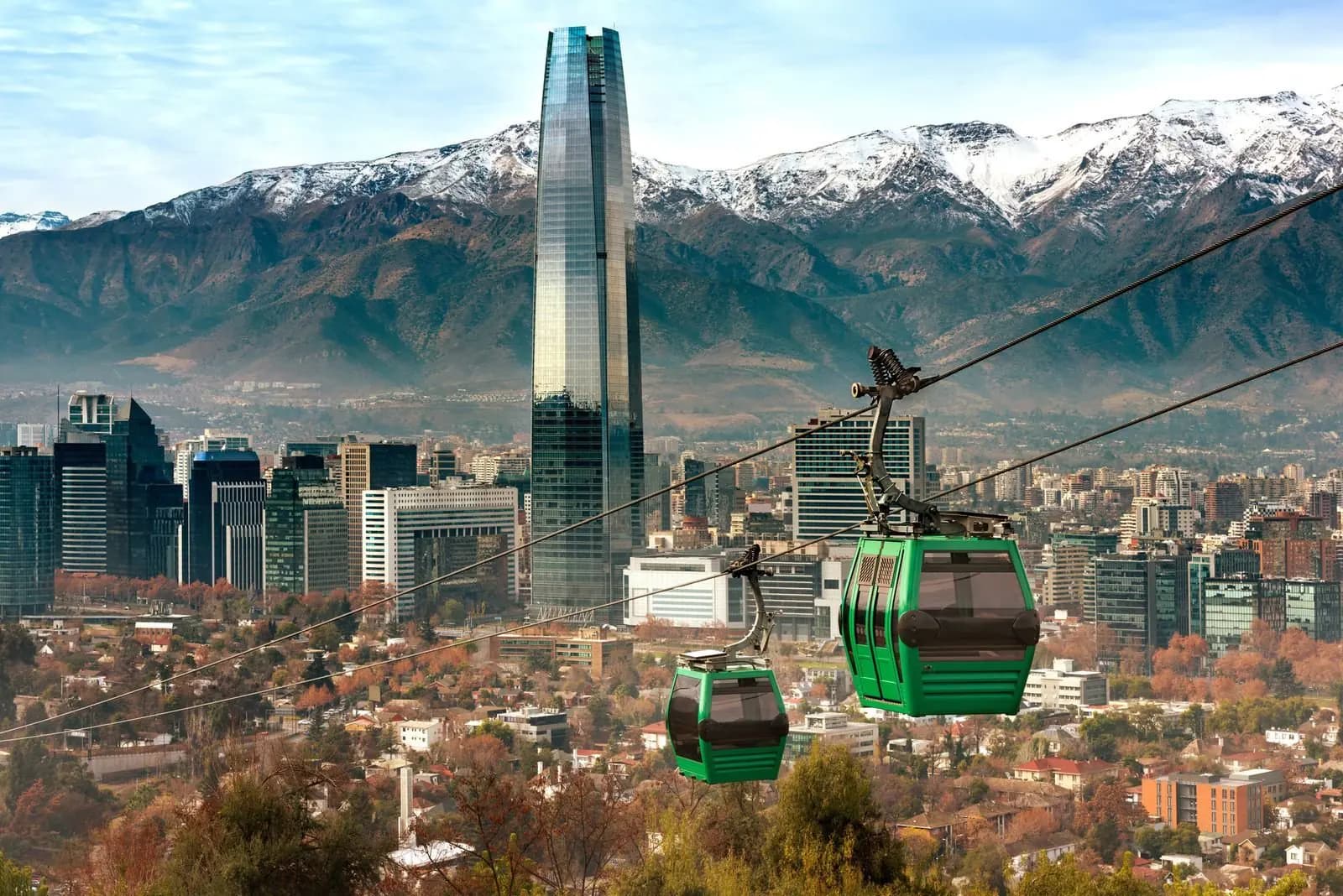 Teleférico del cerro San Cristóbal sobre Santiago con la cordillera nevada al fondo