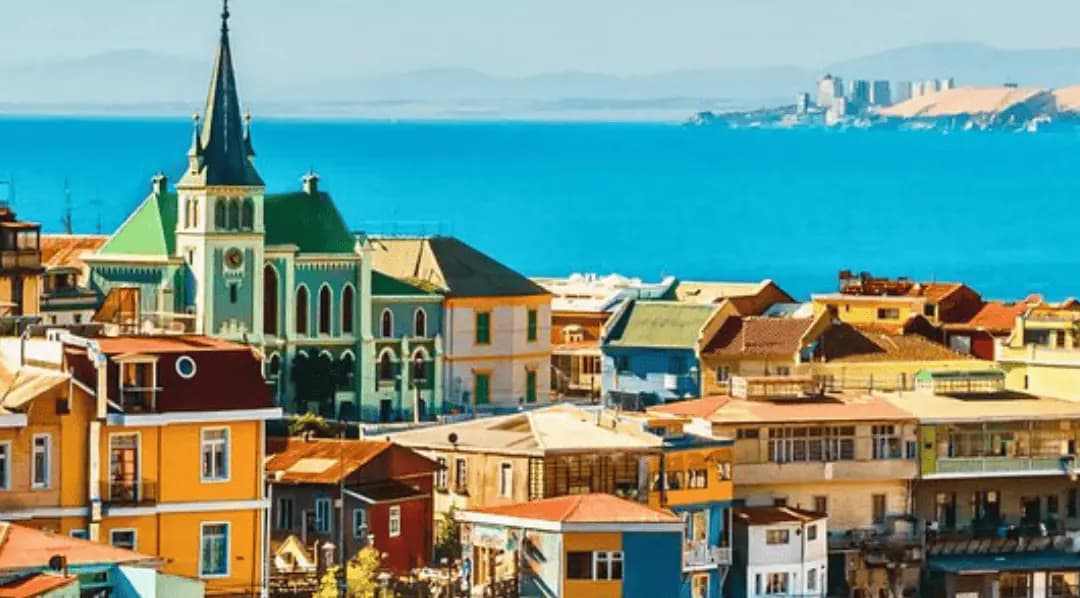 Casas de colores en los cerros de Valparaíso frente al Pacífico