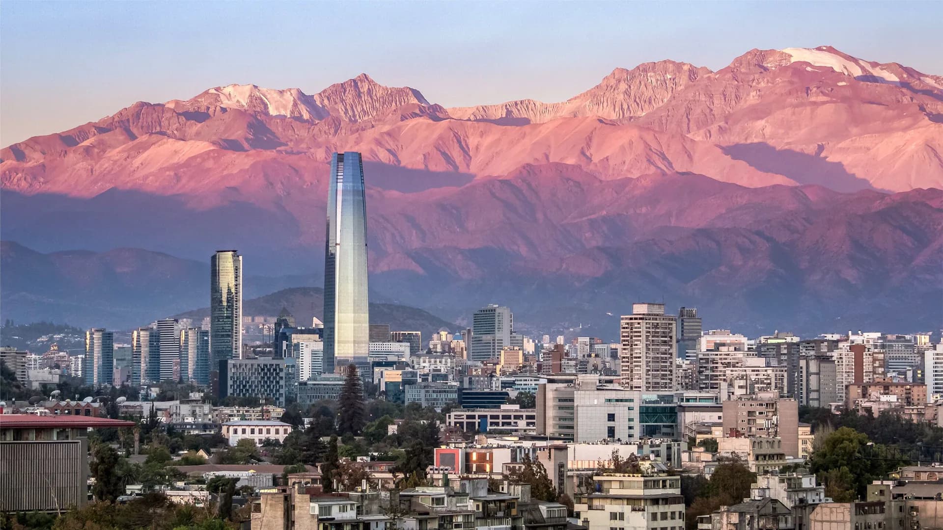 Santiago con la cordillera de los Andes nevada al fondo