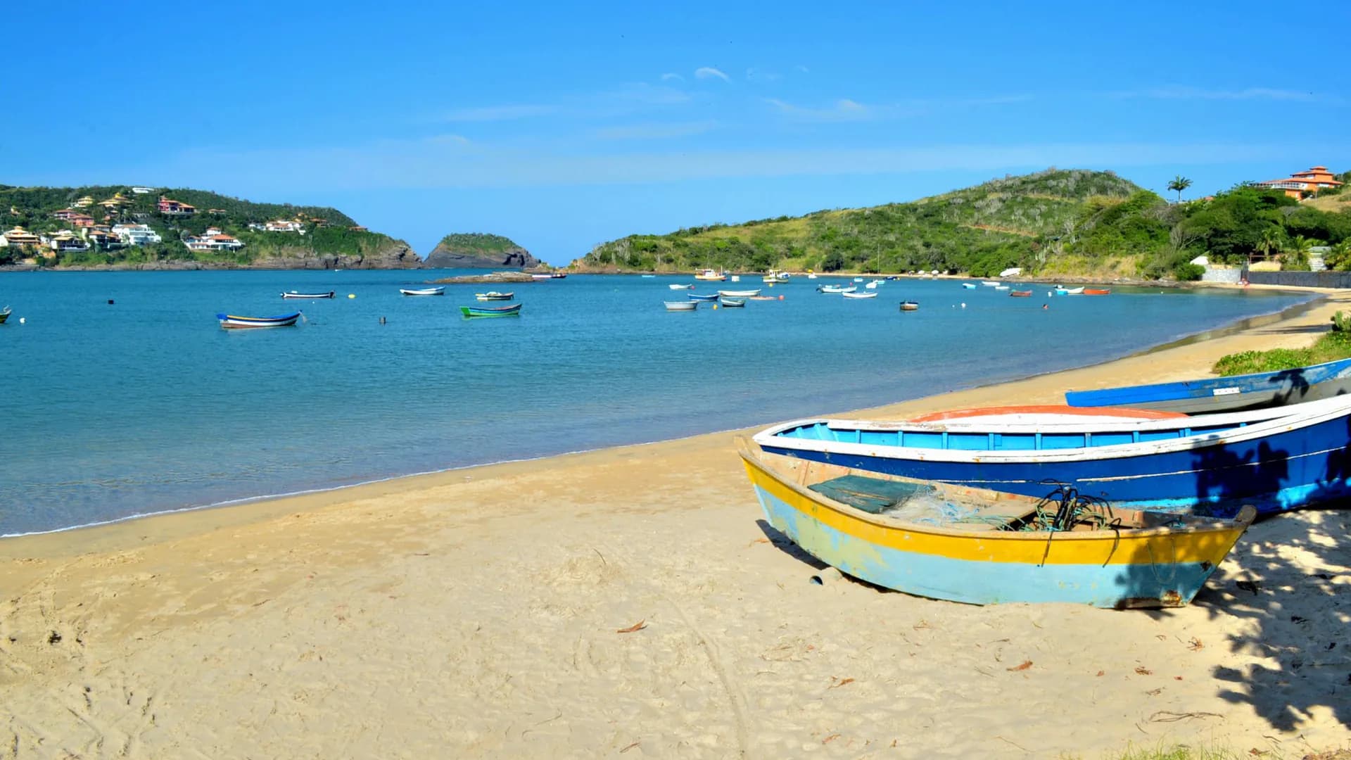 La Praia da Ferradura, en Búzios, con botes de pesca