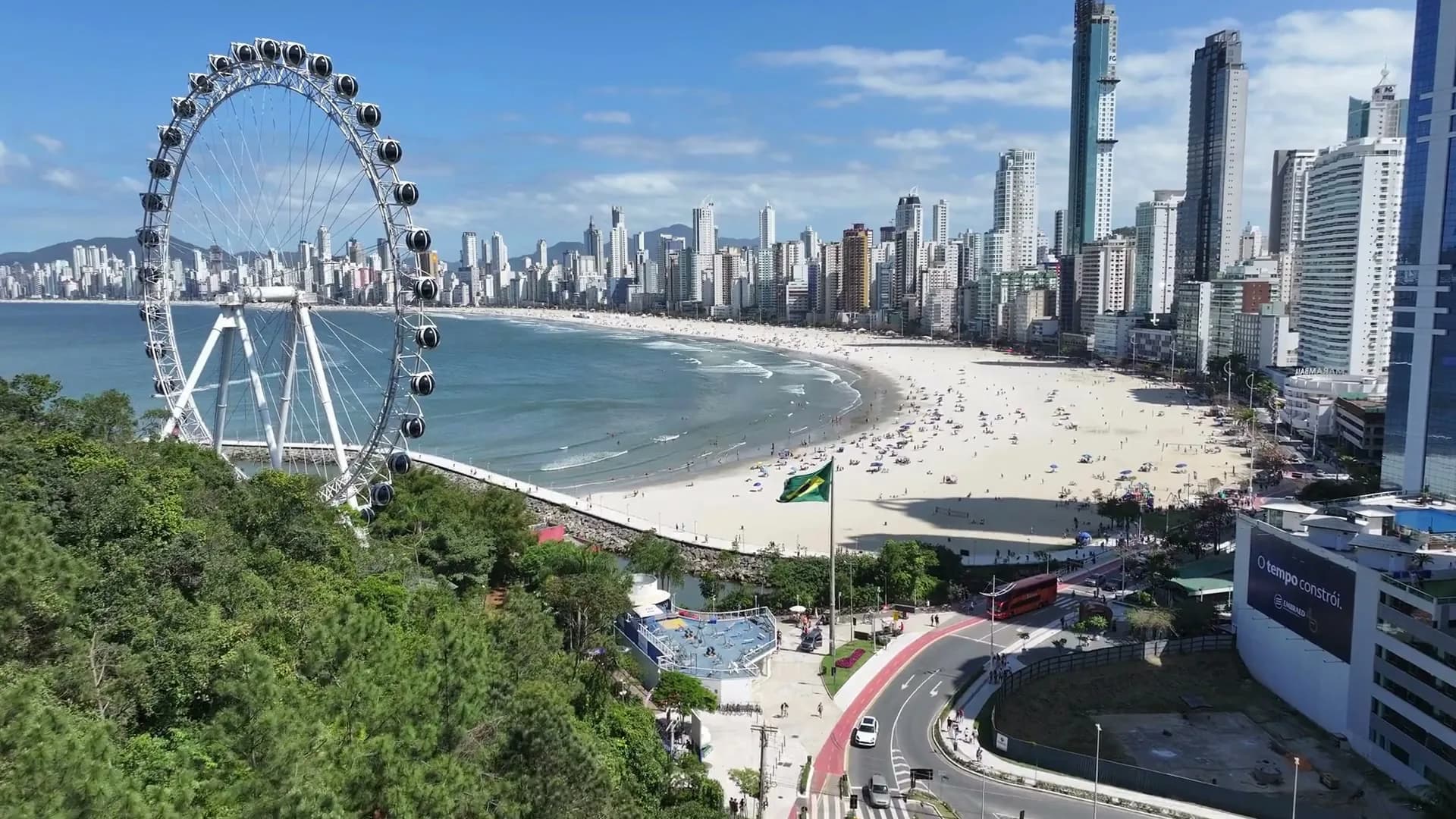 La rueda gigante de Balneário Camboriú frente a la playa y los rascacielos