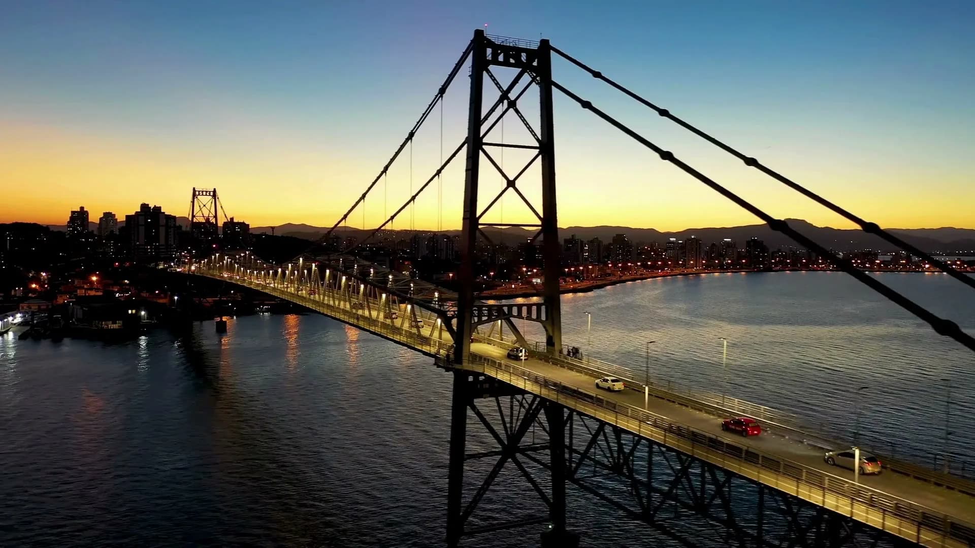El puente Hercílio Luz de Florianópolis al atardecer