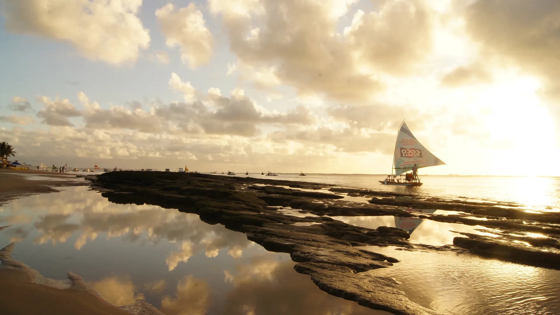 Una jangada al amanecer en una playa del Nordeste de Brasil